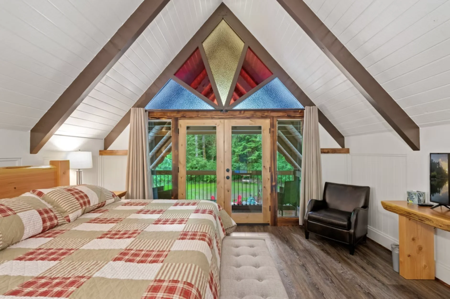 King loft suite at Redtail Rendezvous near Mount Rainier