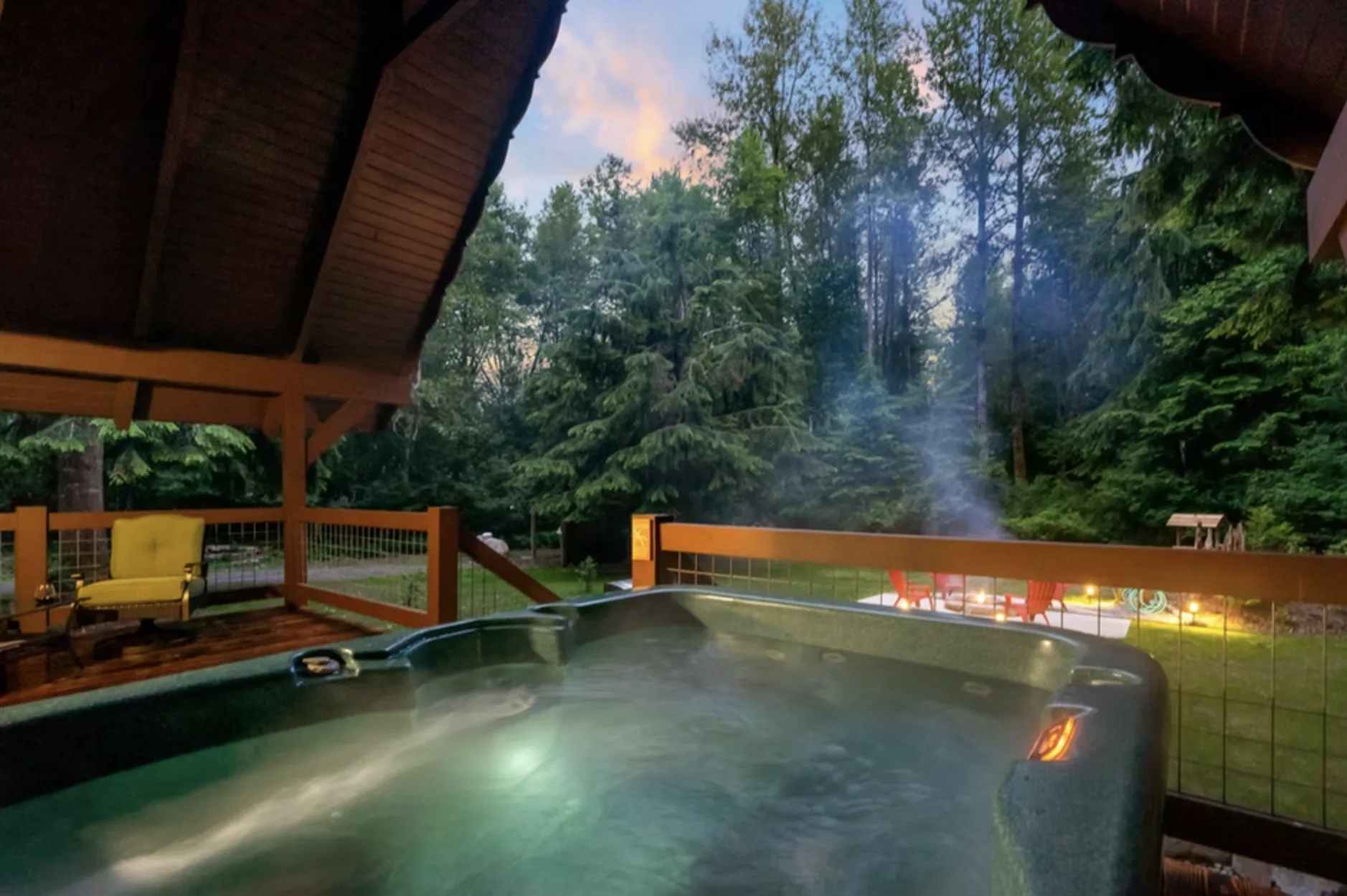 Covered hot tub at Redtail Rendezvous near Mount Rainier
